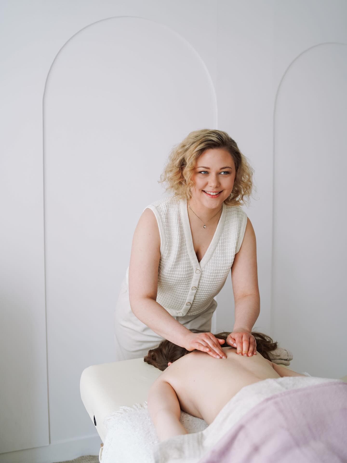 Sophia Bühler bei einer Massagebehandlung